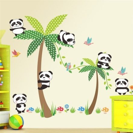 Pandák pálmafákkal